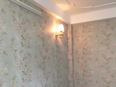 Thi công giấy dán tường hoa lá màu xanh