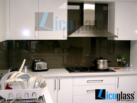 Kính màu cường lực ốp bếp màu nâu