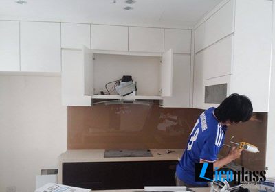 Thi công kính màu ốp bếp - màu nâu cafe