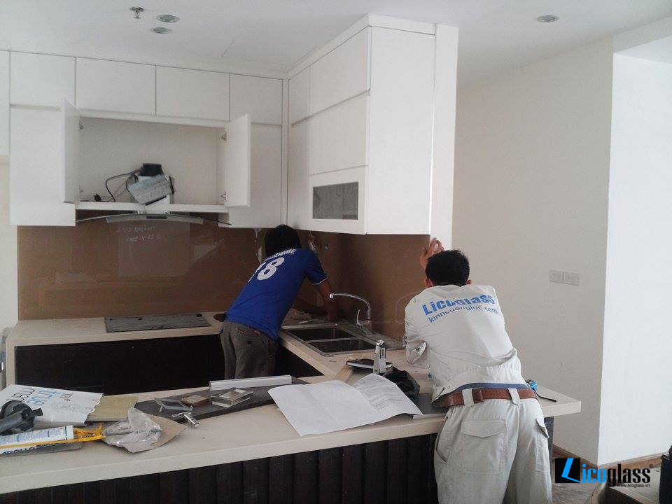 Thi công kính màu ốp bếp tại Royal City