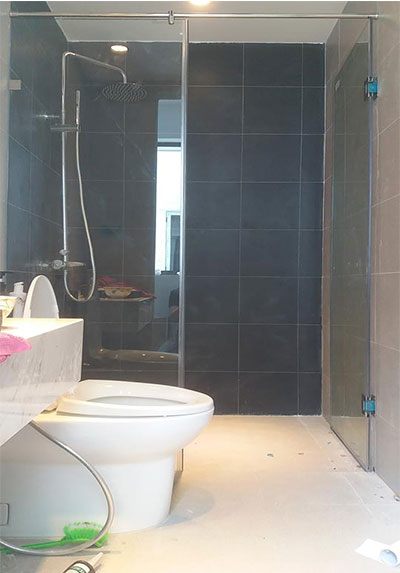  Thi công lắp đặt vách tắm kính 180 độ tại Royal City