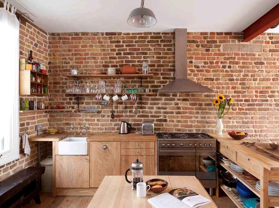 Phòng bếp nổi bật bằng những viên gạch đỏ thô sơ và nội thất tre nứa