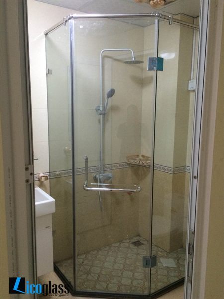 Vách tắm kính vát góc cho không gian nhà nhỏ