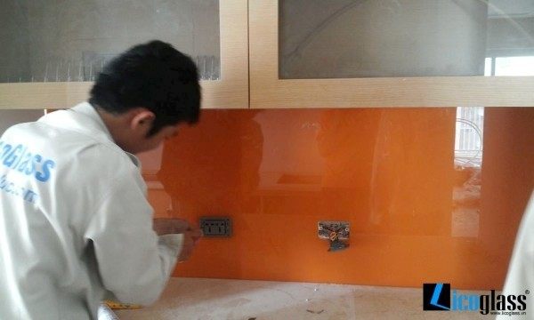 Kính ốp bếp màu cam Kính ốp bếp màu vàng cam