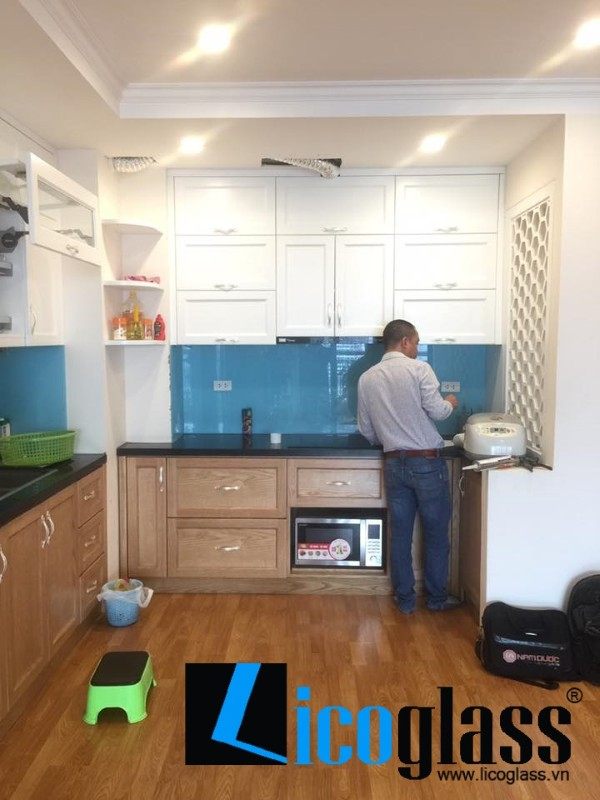Kính ốp bếp màu xanh ngọc Kính ốp bếp màu xanh ngọc