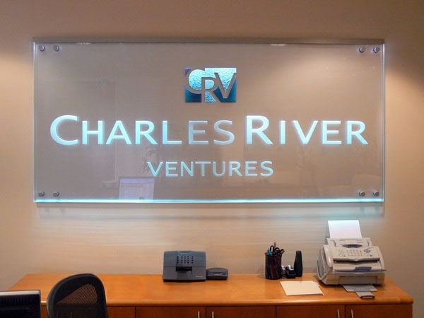 Biển hiệu kính cường lực