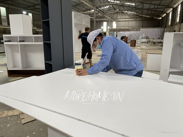 Phết keo hoàn thiện sản phẩm