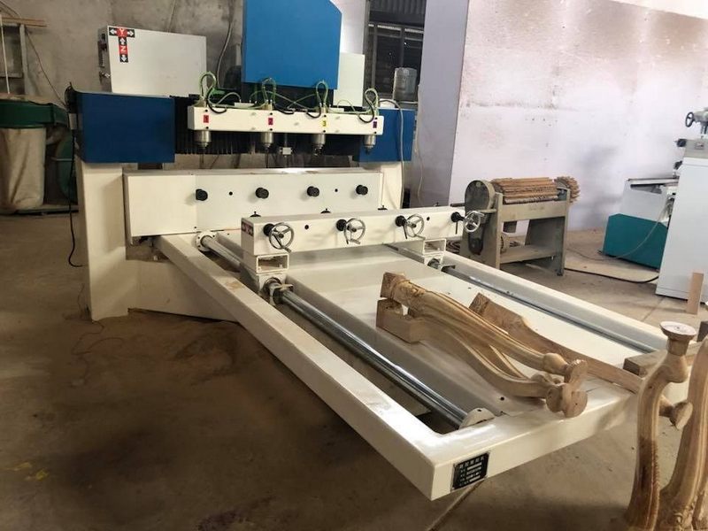 Máy CNC tại xưởng Morehome